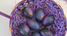 Как оригинально покрасить яйца к Пасхе — творим космос!