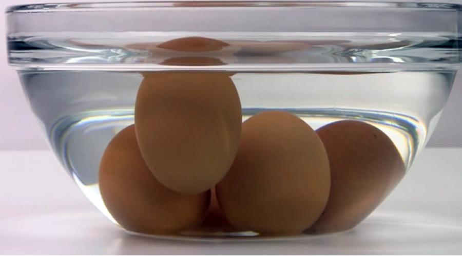Чтобы яйца были свежими: храним и проверяем правильно. Как узнать что яйцо испортилось. Как понять, что продукты уже не годятся для употребления Как проверить куриное яйцо