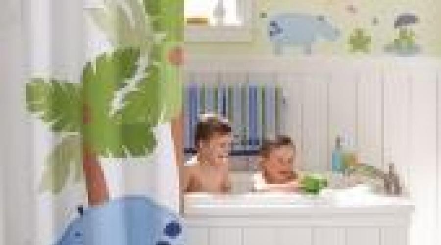 Упражнения для грудничка в ванной. Полезно ли младенцу плавать в большой емкости дома? Полезные аксессуары: круг для плавания младенцев